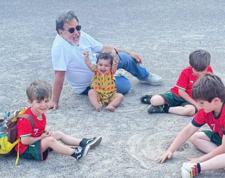 Aos 70 anos, Marcos Frota posa ao lado dos quatro netos durante aniversário