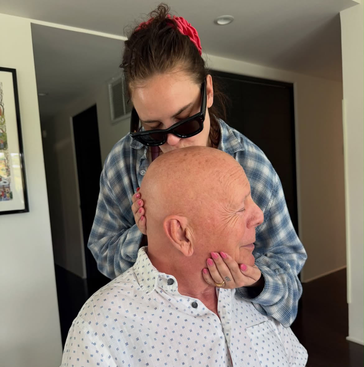 Filha de Bruce Willis compartilha raro momento ao lado do ator, diagnosticado com demência