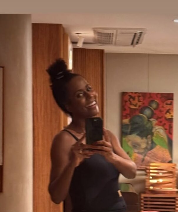 Grávida, Maju Coutinho exibe barriguinha em foto no espelho