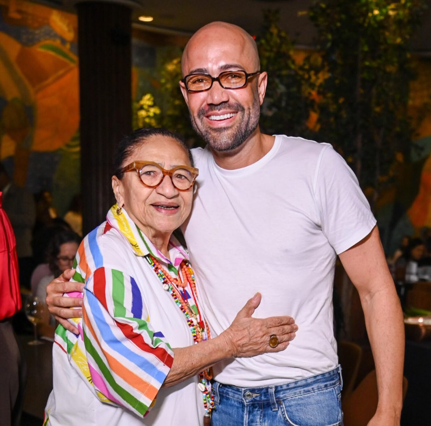 Restaurante no Hotel da Bahia promove caruru sob comando de Vini Figueira e Licia Fabio; veja fotos