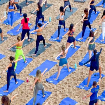 Blue Praia celebra chegada da primavera com Yoga ao Amanhecer no Rio Vermelho
