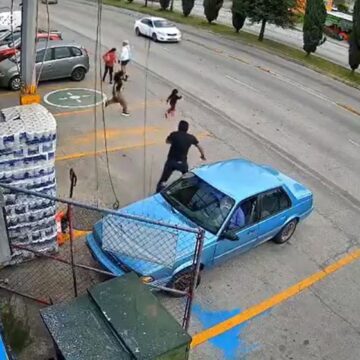 Gerente se joga no asfalto, salva menina de 3 anos de atropelamento e ganha recompensa; vídeo