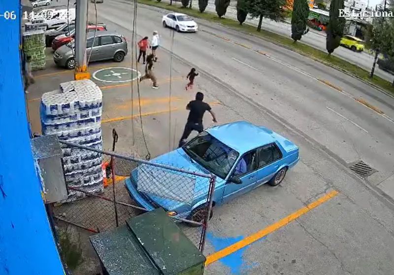 Gerente se joga no asfalto, salva menina de 3 anos de atropelamento e ganha recompensa; vídeo