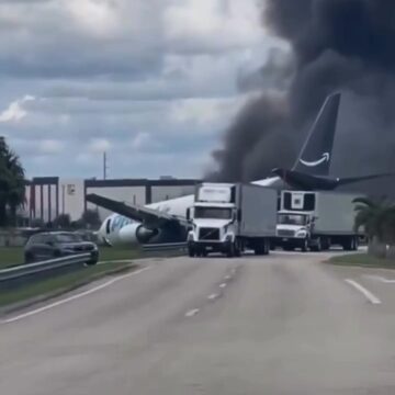 Boeing 767 da Amazon sai da pista durante pouso e pega fogo em aeroporto de Miami; veja imagens