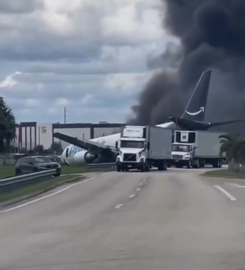 Boeing 767 da Amazon sai da pista durante pouso e pega fogo em aeroporto de Miami; veja imagens