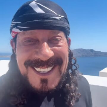 De férias na Grécia, Bell Marques corre pelas ruas de Santorini e brinca: ‘Modo descanso’