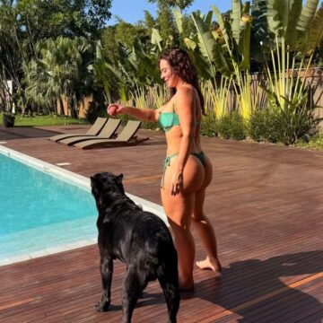 Paolla Oliveira posa de biquíni durante folga e renova bronzeado