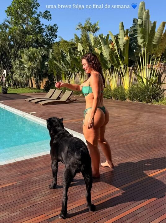 Paolla Oliveira posa de biquíni durante folga e renova bronzeado