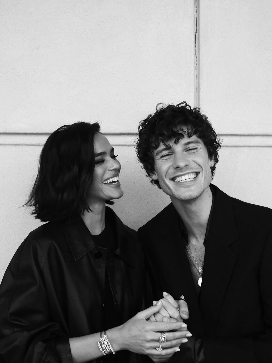 Bruna Marquezine compartilha foto aos beijos com Shawn Mendes; veja