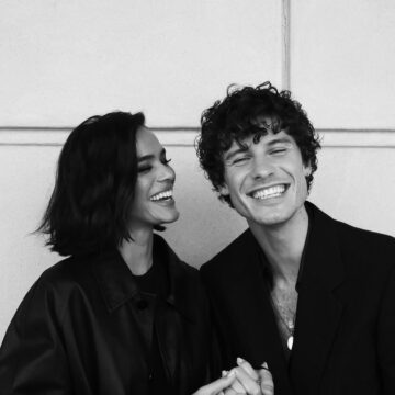 Bruna Marquezine compartilha foto aos beijos com Shawn Mendes; veja