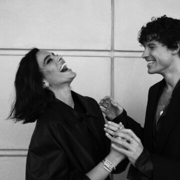 Bruna Marquezine e Shawn Mendes posam juntos durante semana de moda em Milão