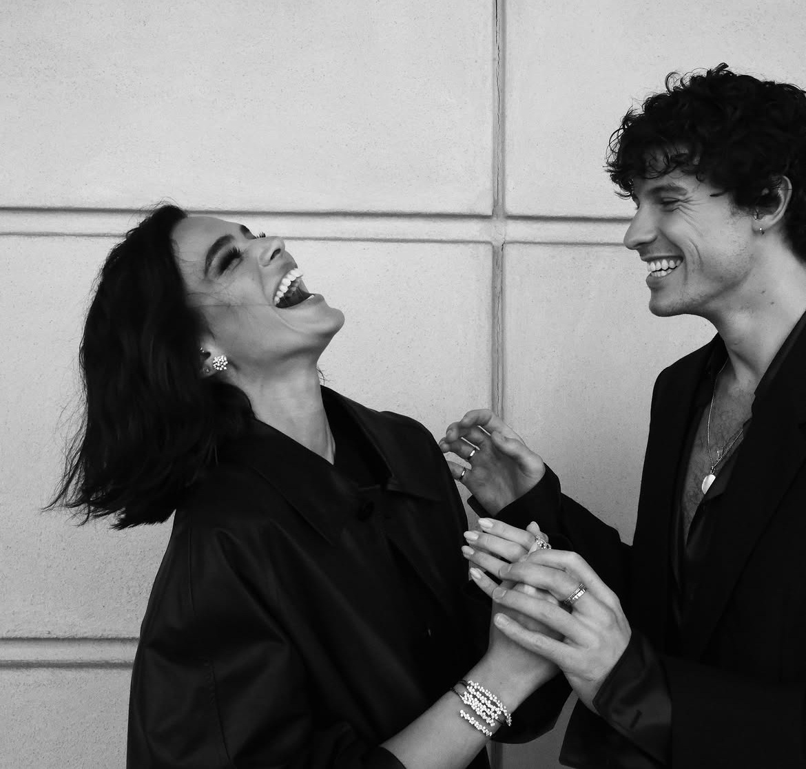 Bruna Marquezine e Shawn Mendes posam juntos durante semana de moda em Milão