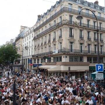 Inspirada na Lavagem do Bonfim, Lavagem de Madeleine reúne milhares de pessoas nas ruas de Paris