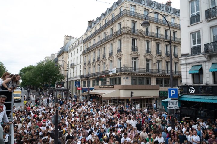 Inspirada na Lavagem do Bonfim, Lavagem de Madeleine reúne milhares de pessoas nas ruas de Paris
