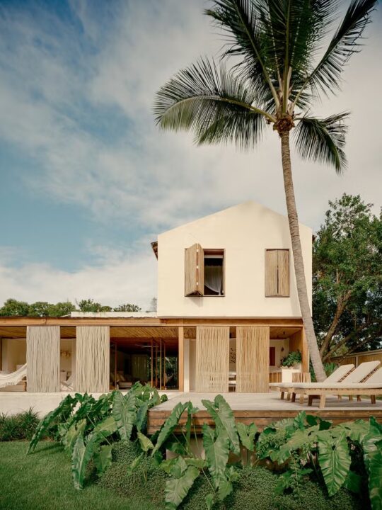 Casa de arquiteta em praia da Bahia é destaque em revista nacional; veja fotos