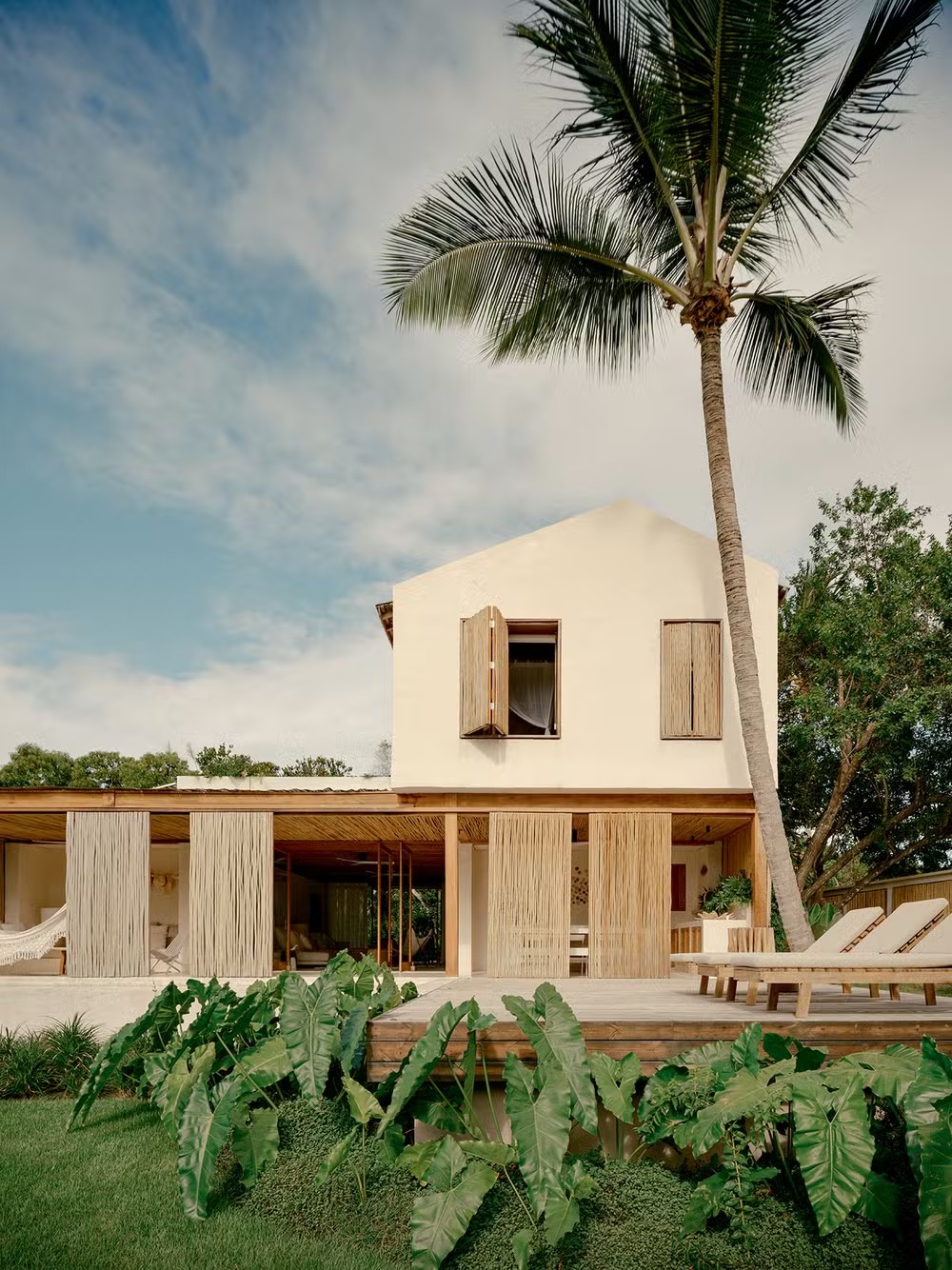 Casa de arquiteta em praia da Bahia é destaque em revista nacional; veja fotos