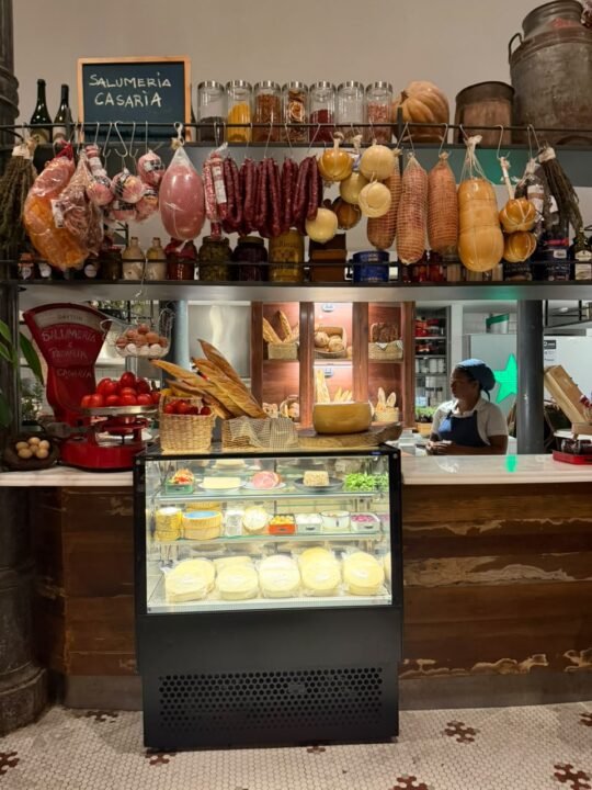 Palacete Tirachapéu inaugura primeira padaria e salumeria na Rua Chile