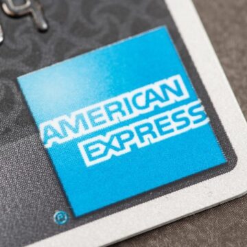 Santander e American Express encerram emissão de cartões no Brasil; saiba o que vai acontecer