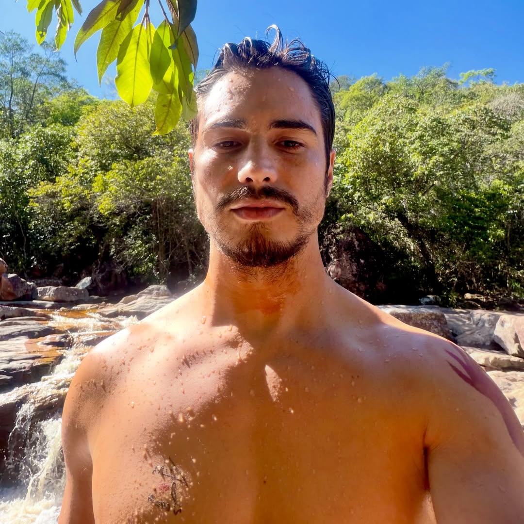 Danilo Mesquita aproveita cachoeira na Bahia e ganha elogios nas redes sociais