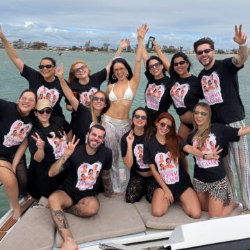 Juliette reúne amigos para despedida de solteira em passeio de barco