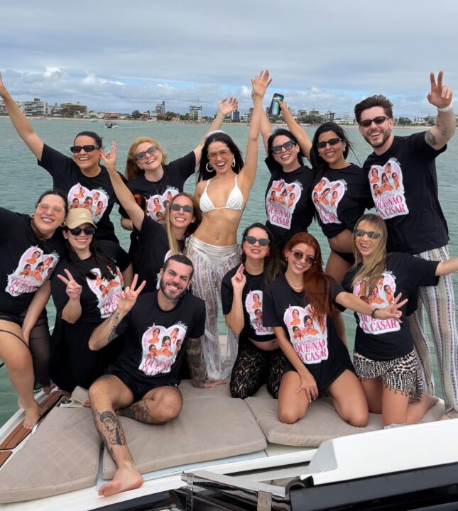 Juliette reúne amigos para despedida de solteira em passeio de barco