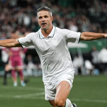 Ex-Flamengo marca e dá assistência contra Real Madrid e é ovacionado na Alemanha