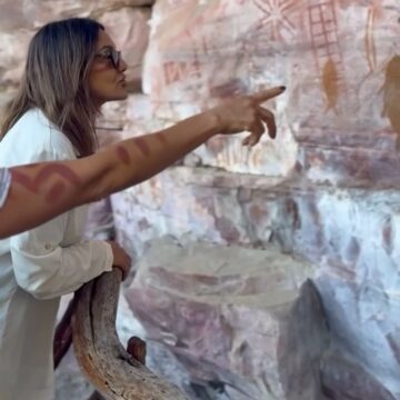 Dira Paes visita sítio arqueológico em Lençóis e se encanta com pinturas rupestres