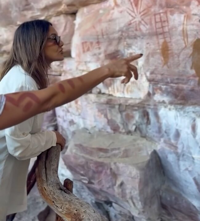 Dira Paes visita sítio arqueológico em Lençóis e se encanta com pinturas rupestres