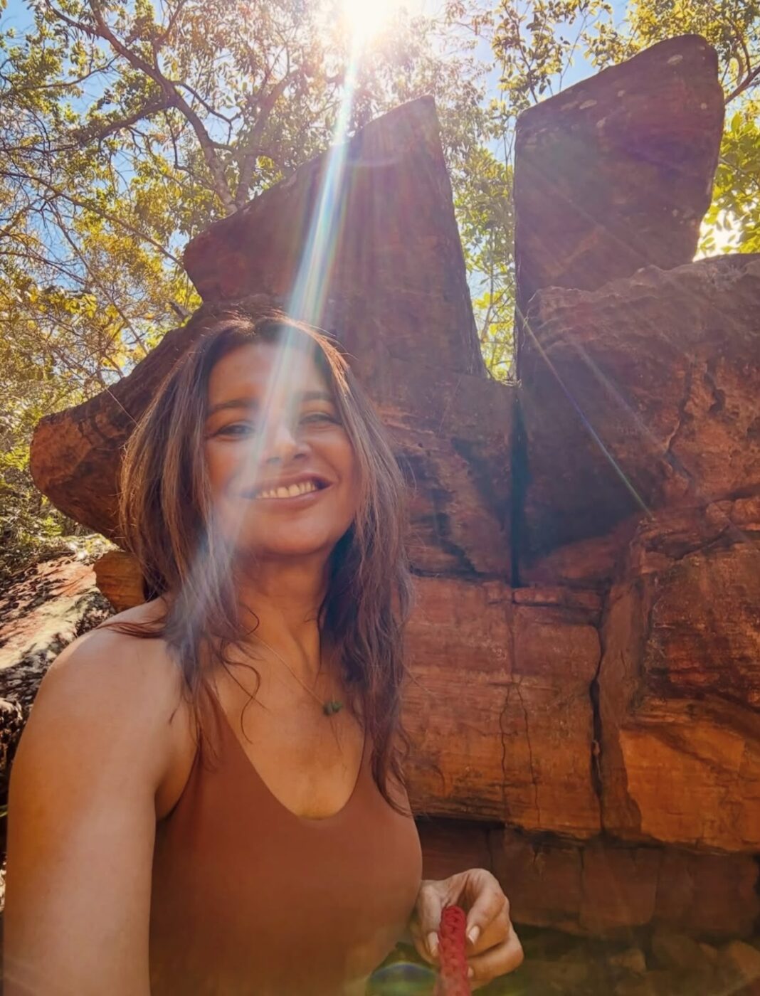 Dira Paes visita cachoeira na Chapada Diamantina durante gravações de nova novela da Globo