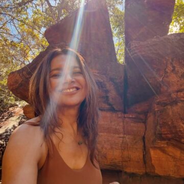 Dira Paes visita cachoeira na Chapada Diamantina durante gravações de nova novela da Globo