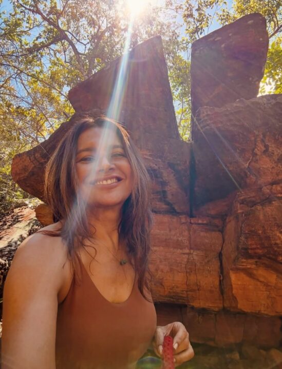 Dira Paes visita cachoeira na Chapada Diamantina durante gravações de nova novela da Globo