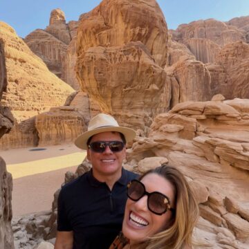 Elaine Mickely e Cesar Filho curtem férias na Arábia Saudita