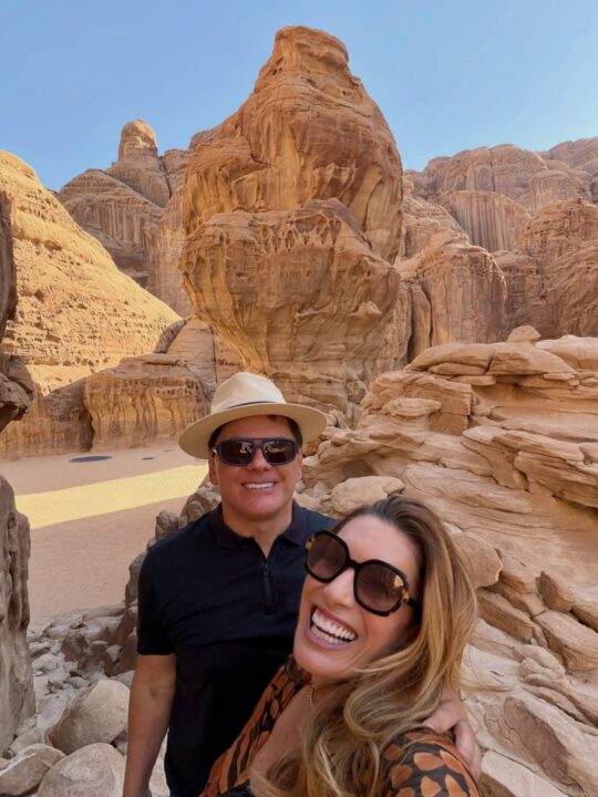 Elaine Mickely e Cesar Filho curtem férias na Arábia Saudita