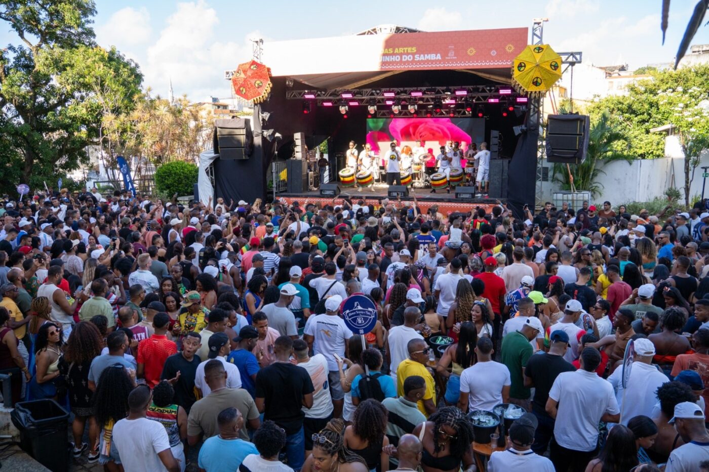 Vem, verão! Ensaio do Bloco Olodum lota praça no Pelourinho