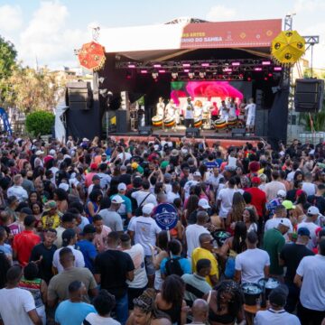 Vem, verão! Ensaio do Bloco Olodum lota praça no Pelourinho