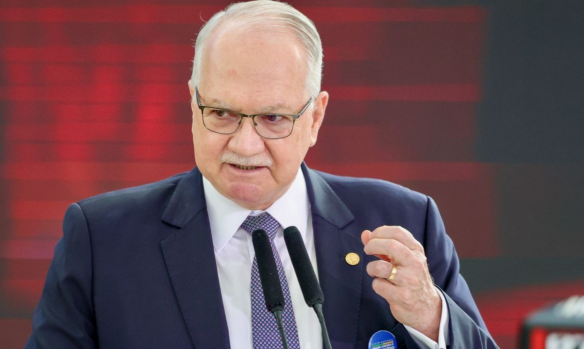 Fachin dá prazo para Mendonça e Gonet se manifestarem sobre acusações de Moraes