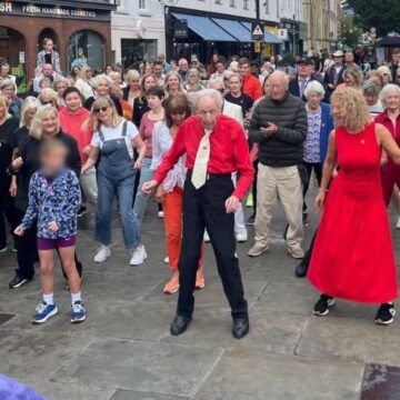 Aos 100 anos, dançarino lidera flash mob com mais de 200 pessoas em ação contra o Alzheimer