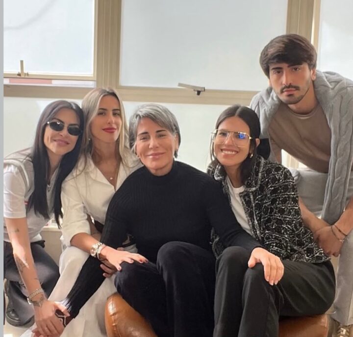 Glória Pires posta foto rara ao lado dos quatro filhos; veja imagem