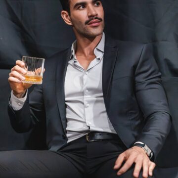 Após mudar o visual, Gusttavo Lima posa sem barba