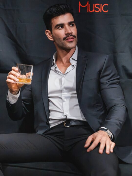 Após mudar o visual, Gusttavo Lima posa sem barba
