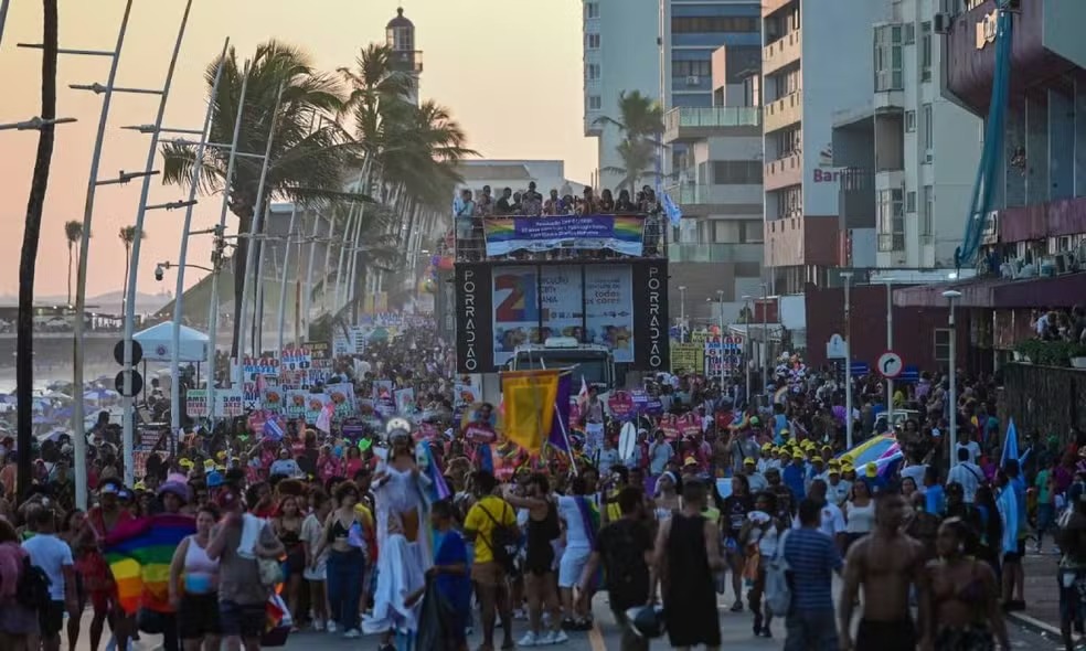 Parada LGBT+ Bahia reúne 13 trios elétricos neste domingo (6) em Salvador; confira programação