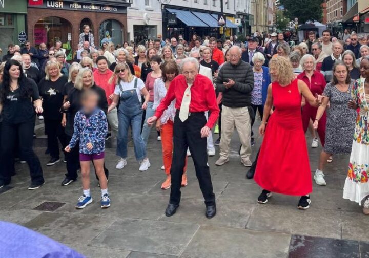 Aos 100 anos, idoso dançarino lidera flash mob e arrecada dinheiro para pesquisa de Alzheimer