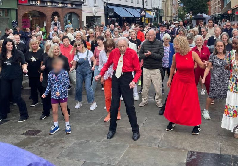 Aos 100 anos, idoso dançarino lidera flash mob e arrecada dinheiro para pesquisa de Alzheimer