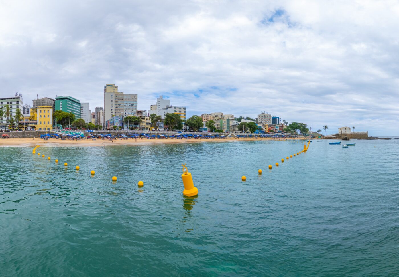 Porto da Barra ganha área exclusiva para banhistas com boias a 90 metros da praia