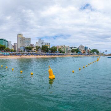 Porto da Barra ganha área exclusiva para banhistas com boias a 90 metros da praia