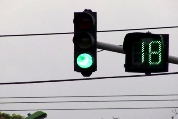 Semáforos com radar poderão ter que mostrar contagem regressiva antes da multa