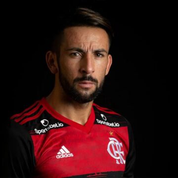 Aos 38 anos, lateral campeão pelo Flamengo anuncia aposentadoria do futebol