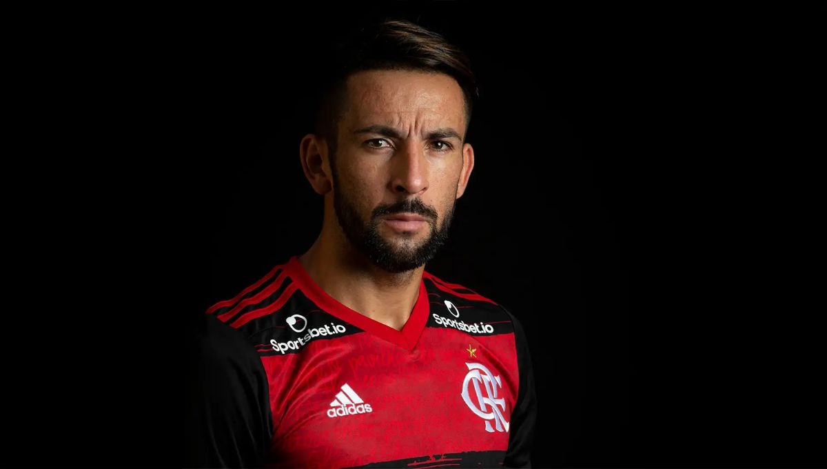 Aos 38 anos, lateral campeão pelo Flamengo anuncia aposentadoria do futebol