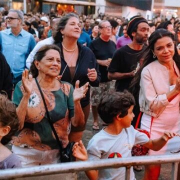 Festa de San Gennaro reúne milhares de pessoas no Rio Vermelho com música e gastronomia