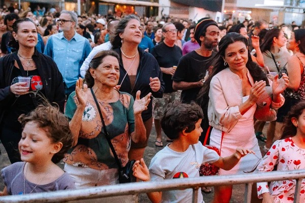 Festa de San Gennaro reúne milhares de pessoas no Rio Vermelho com música e gastronomia